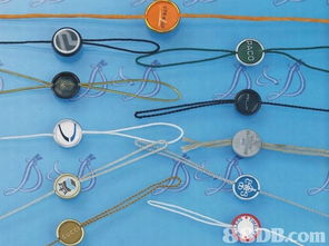 本公司的產(chǎn)品包括 尼龍 塑鋼 金屬 雙骨 隱形 鉆石 無(wú)縫防水及反光貼布等不同款式拉鏈